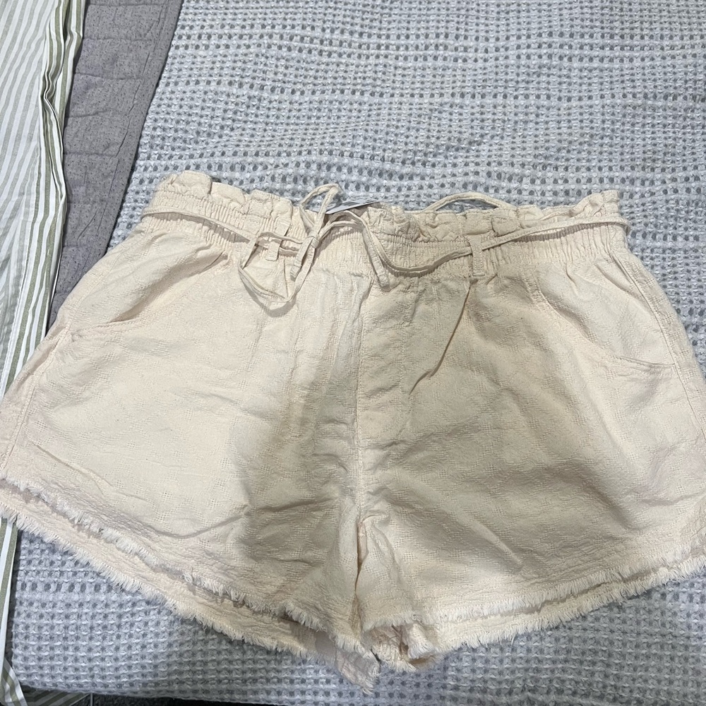 American Eagle Women's Cream Shorts